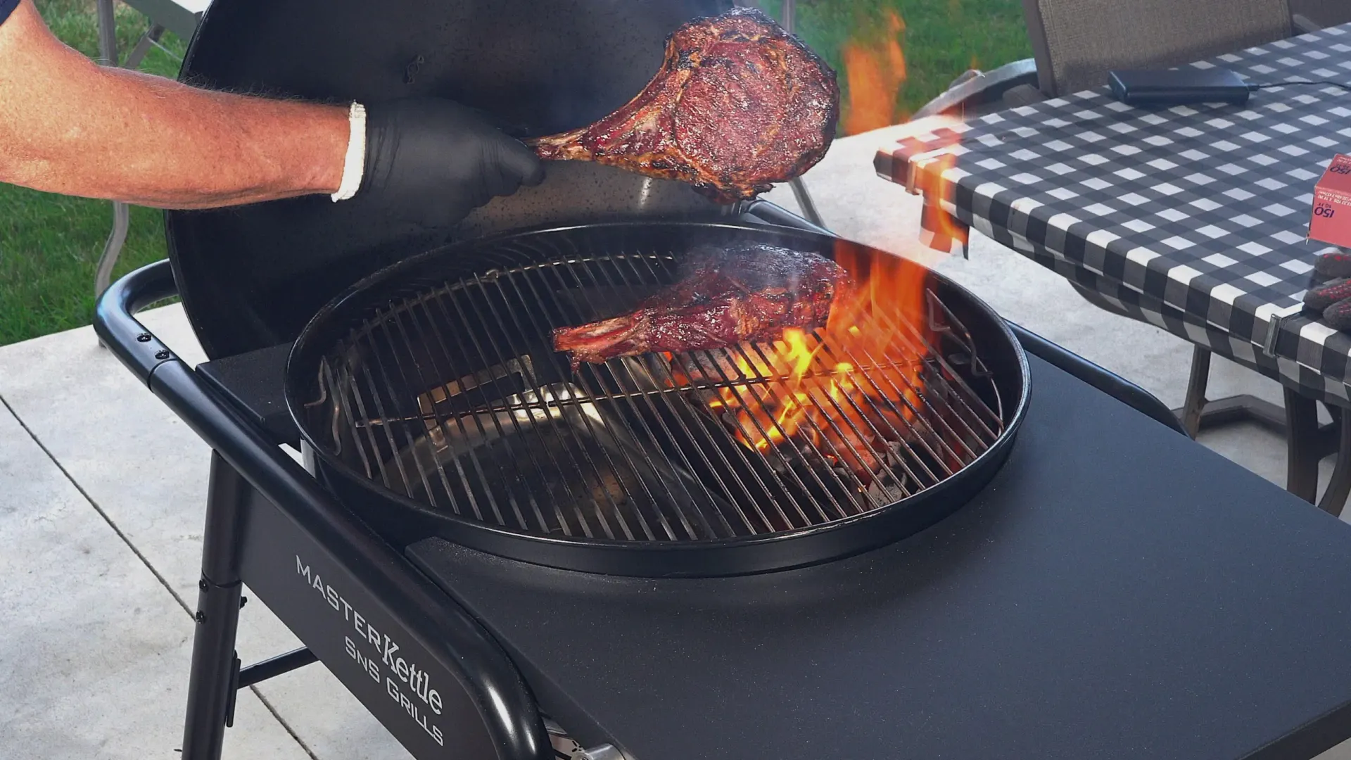 גריל SNS Grills בלילה — אש וגחלים